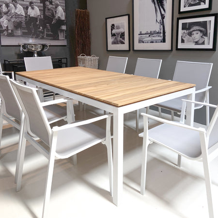 Sommertisch mit DIY-Dekoration im … – Bild kaufen – 13591273 ❘ living4media